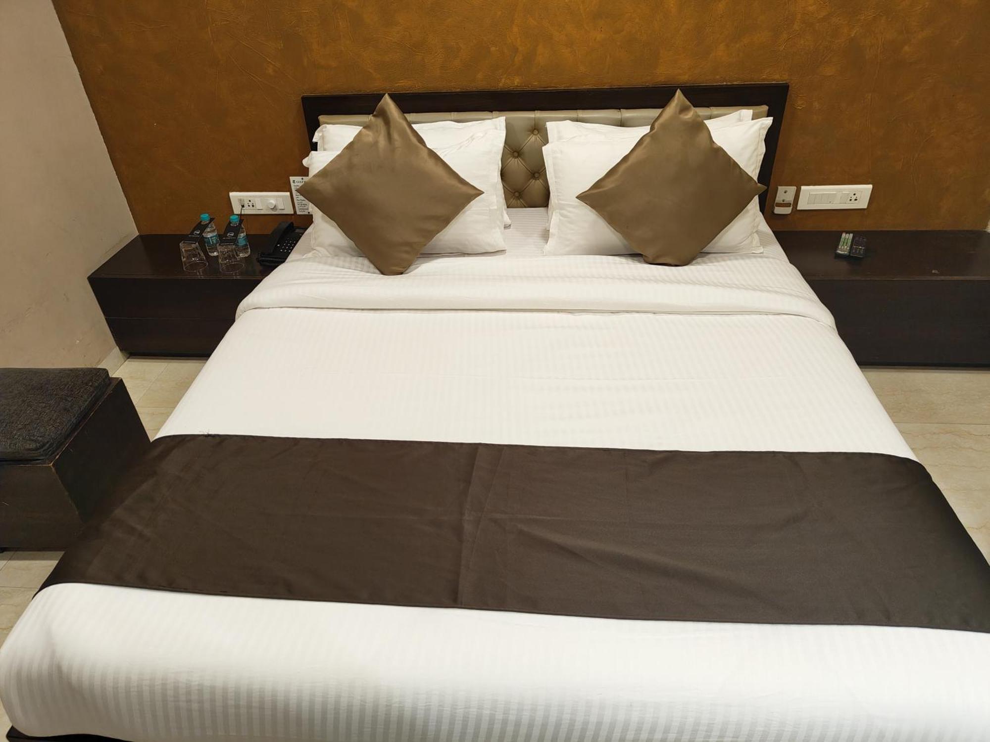 The Majlis Hotel - Colaba מומביי מראה חיצוני תמונה