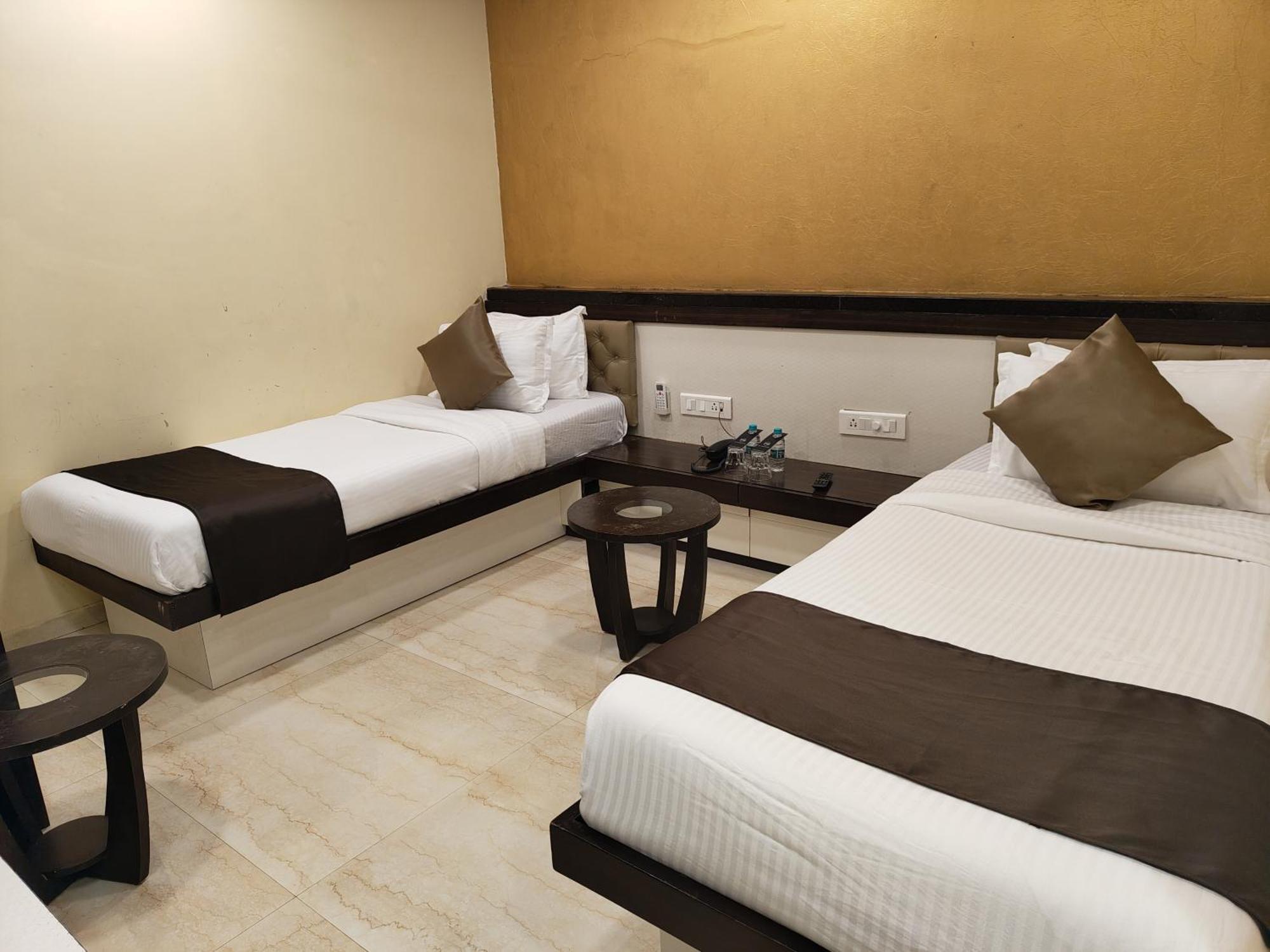 The Majlis Hotel - Colaba מומביי מראה חיצוני תמונה