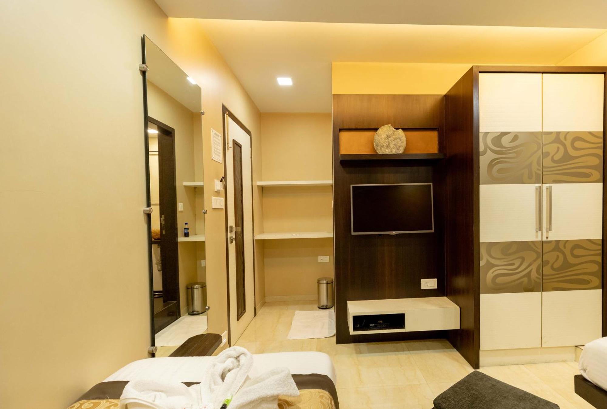 The Majlis Hotel - Colaba מומביי מראה חיצוני תמונה