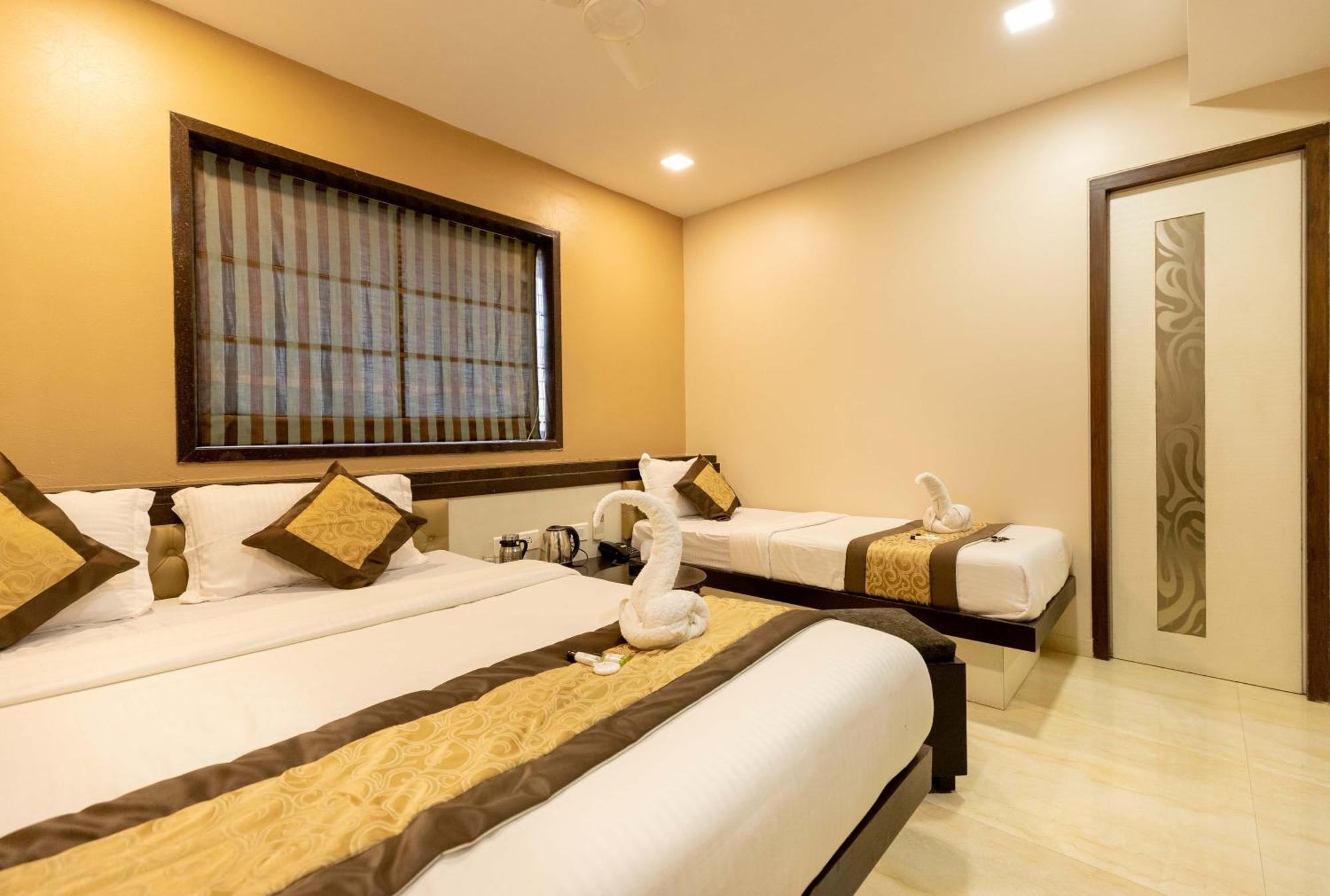 The Majlis Hotel - Colaba מומביי מראה חיצוני תמונה