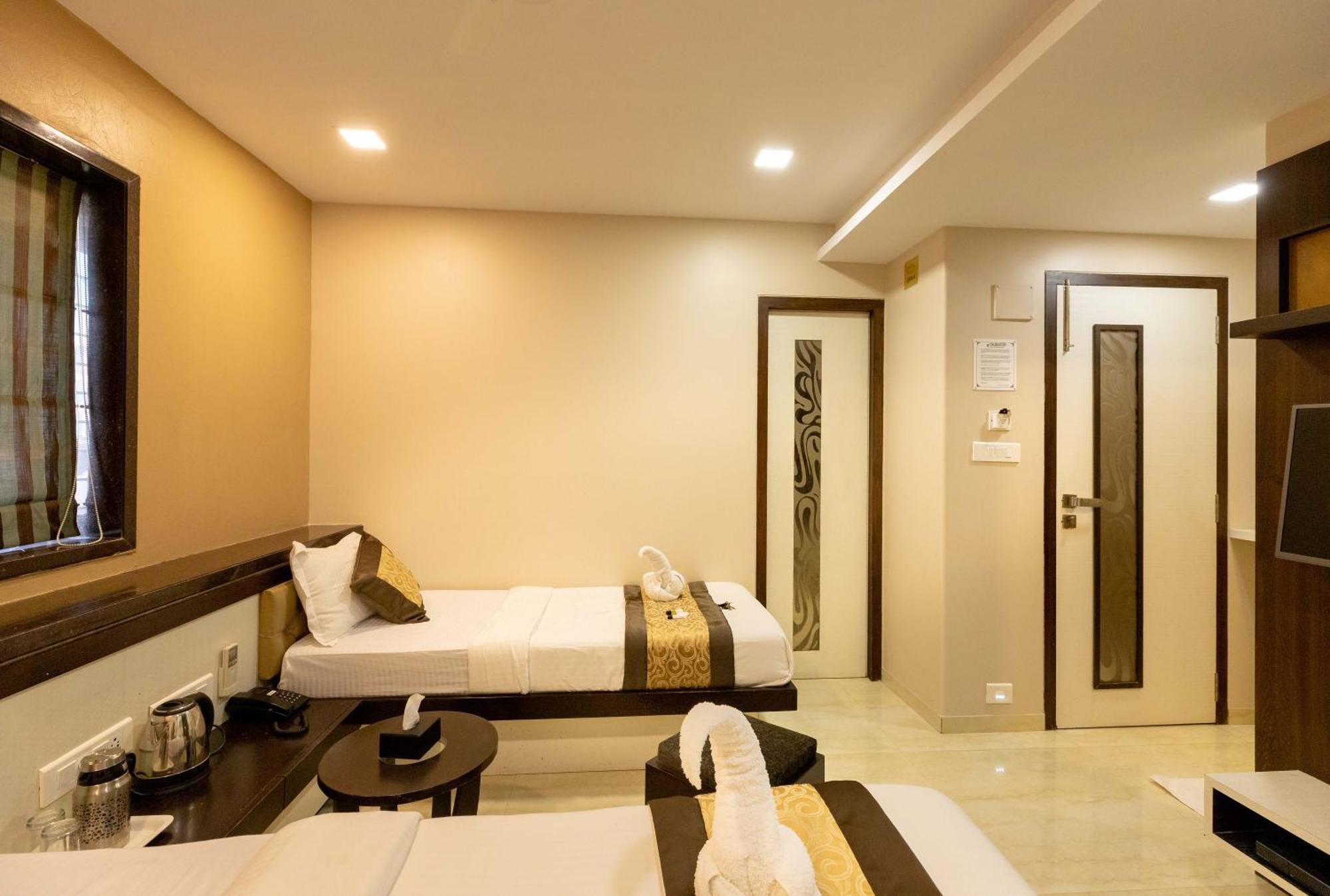 The Majlis Hotel - Colaba מומביי מראה חיצוני תמונה